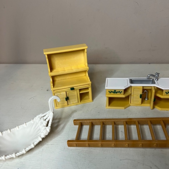 Calico Critters / Sylvanian Families Dollhouse Lot Cats Rabbits Furniture - Picture 6 of 6